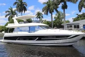 2017 Prestige Motoryacht thumbnail 1