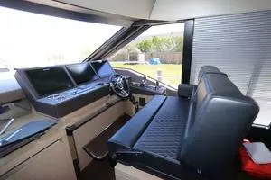2017 Prestige Motoryacht thumbnail 13