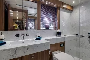 2018 Sunseeker 86 Yacht thumbnail 32