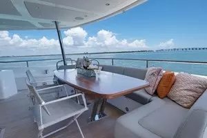 2018 Sunseeker 86 Yacht thumbnail 17