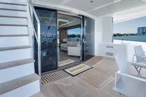 2018 Sunseeker 86 Yacht thumbnail 18