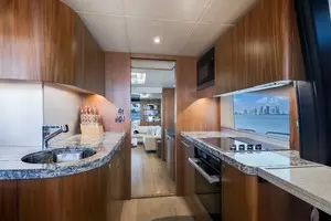 2018 Sunseeker 86 Yacht thumbnail 27