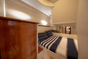 2004 Pershing Express thumbnail 29