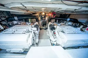 2004 Pershing Express thumbnail 37