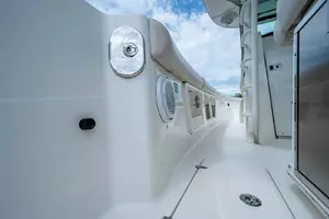 2017 Boston Whaler 370 Outrage thumbnail 32