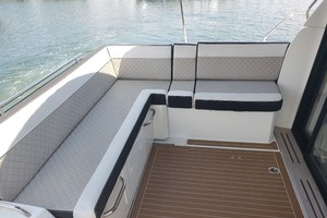 2019 33 Jeanneau Express - Cockpit