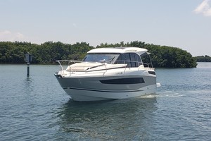 2019 33 Jeanneau Express - Port Profile