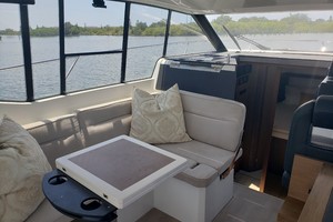 2019 33 Jeanneau Express - Dinette
