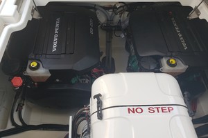 2019 33 Jeanneau Express - Engine Room