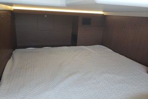 2019 33 Jeanneau Express - Guest Stateroom