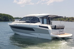 2019 33 Jeanneau Express - Port Profile