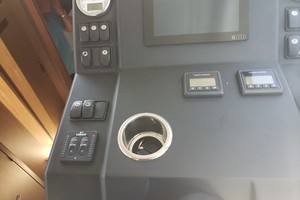 2019 33 Jeanneau Express - Electronics