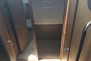 2019 33 Jeanneau Express - Companion Way