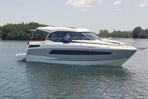 2019 33 Jeanneau Express - Profile