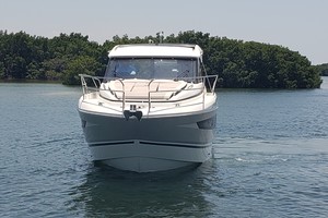 2019 33 Jeanneau Express - Bow
