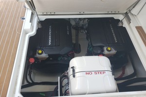 2019 33 Jeanneau Express - Engine Room
