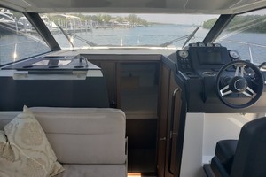 2019 33 Jeanneau Express - Helm