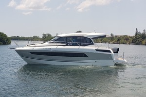 2019 33 Jeanneau Express - Port Profile