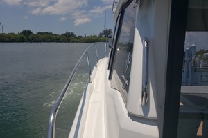 2019 33 Jeanneau Express - Walkway