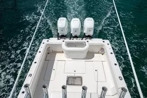 2011 Invincible 42CC thumbnail 27