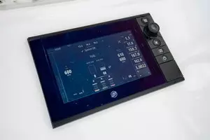 2011 Invincible 42CC thumbnail 23