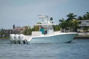 2011 Invincible 42CC thumbnail 2