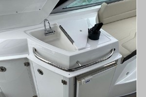 Knot Working 29ft Monterey Yacht For Sale