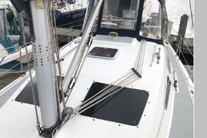CHILLIN 33ft Hunter Yacht For Sale