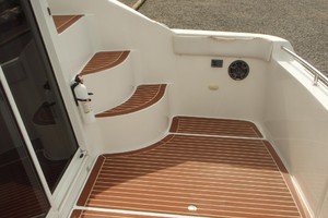 Photo 1739256 for 2004 Carver 360 Mariner No Tan Lines 
