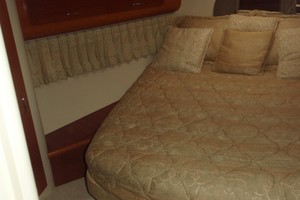 Photo 1739271 for 2004 Carver 360 Mariner No Tan Lines 