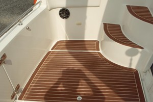 Photo 1739252 for 2004 Carver 360 Mariner No Tan Lines 