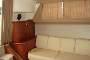 Photo 1739264 for 2004 Carver 360 Mariner No Tan Lines 