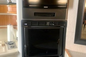 Photo 1739437 for 1990 Sea Ray 420 Sundancer Well Adjusted 