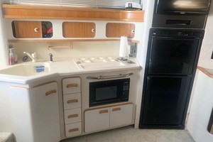 Photo 1739436 for 1990 Sea Ray 420 Sundancer Well Adjusted 