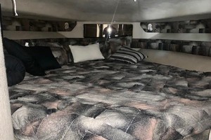 Photo 1739439 for 1990 Sea Ray 420 Sundancer Well Adjusted 