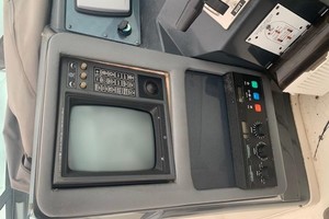 Photo 1739422 for 1990 Sea Ray 420 Sundancer Well Adjusted 