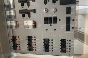 Photo 1739427 for 1990 Sea Ray 420 Sundancer Well Adjusted 