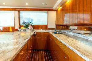 2002 Viking 52 Convertible thumbnail 29