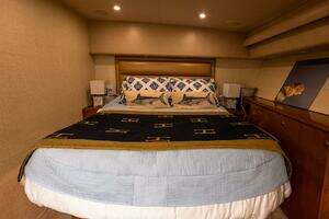 2002 Viking 52 Convertible thumbnail 31