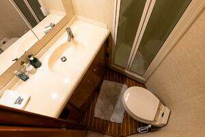 2002 Viking 52 Convertible thumbnail 33