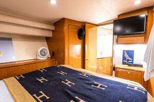 2002 Viking 52 Convertible thumbnail 32