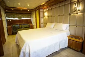 2000 Ferretti Yachts Custom Line 94 thumbnail 35