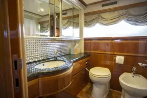2000 Ferretti Yachts Custom Line 94 thumbnail 31