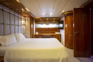 2000 Ferretti Yachts Custom Line 94 thumbnail 34