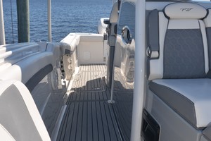 Tidewater 320 CC - sidedeck