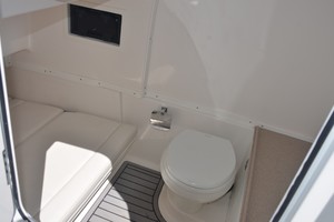 Tidewater 320 CC - enclosed head