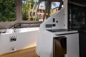 2018 Sunseeker 75 Yacht thumbnail 7