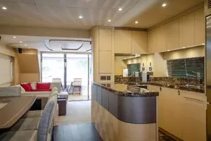 2018 Sunseeker 75 Yacht thumbnail 11