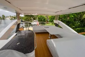 2018 Sunseeker 75 Yacht thumbnail 4
