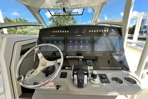 2016 Boston Whaler 420 Outrage thumbnail 9